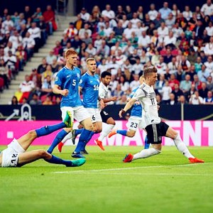  德甲揭幕战上演进球大战创纪录  