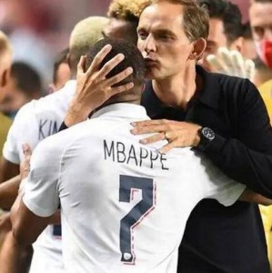  巴黎圣日耳曼报价意甲锋霸遭拒  