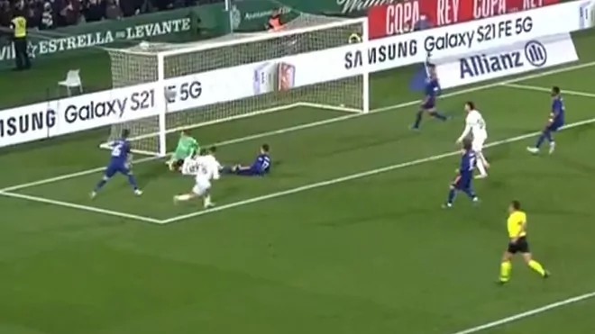  曼联补时争议点球绝平，VAR判罚引争议  